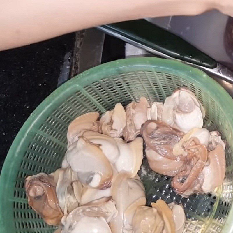 Step 2 Boil and take out the meat of the clams Stir-fried clams with Vietnamese coriander