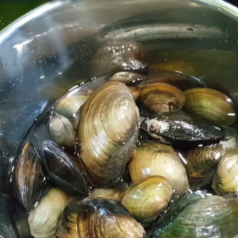 Step 2 Boil and extract clam meat for Stir-fried Clams with Vietnamese Balm