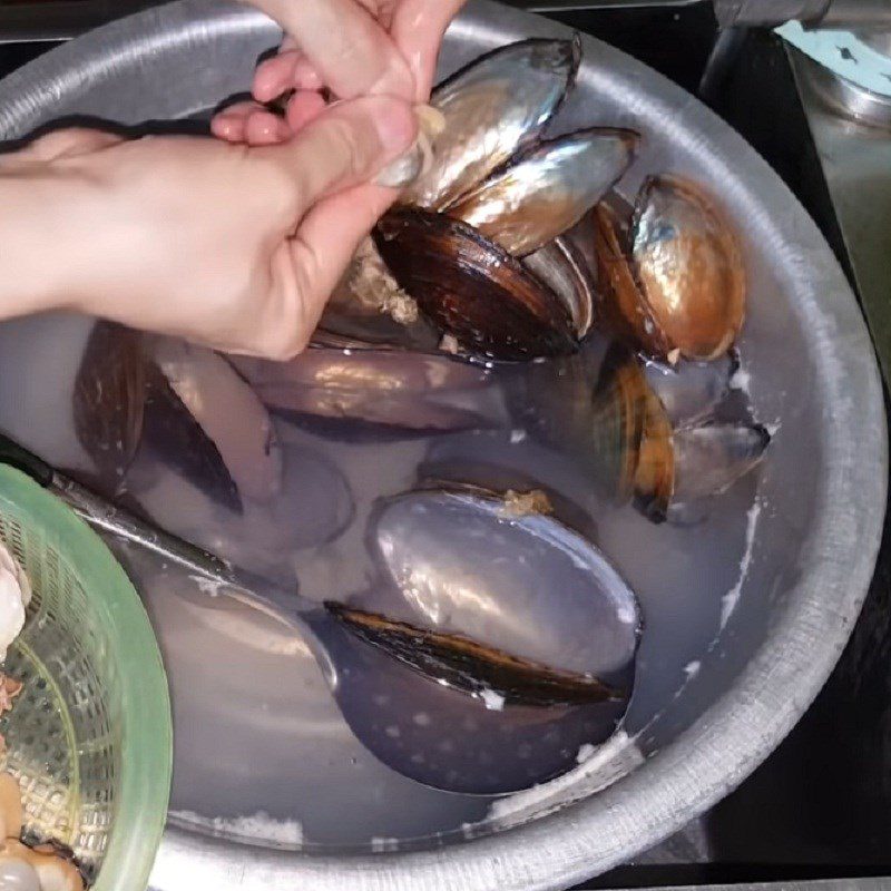 Step 2 Boil and extract clam meat for Stir-fried Clams with Vietnamese Balm