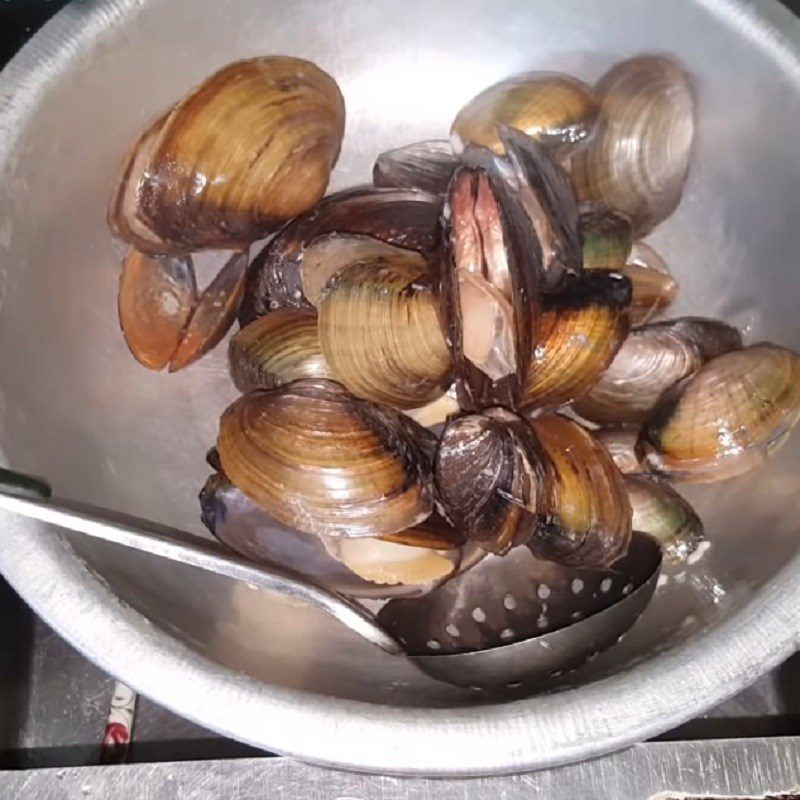 Step 2 Boil and extract clam meat for Stir-fried Clams with Vietnamese Balm