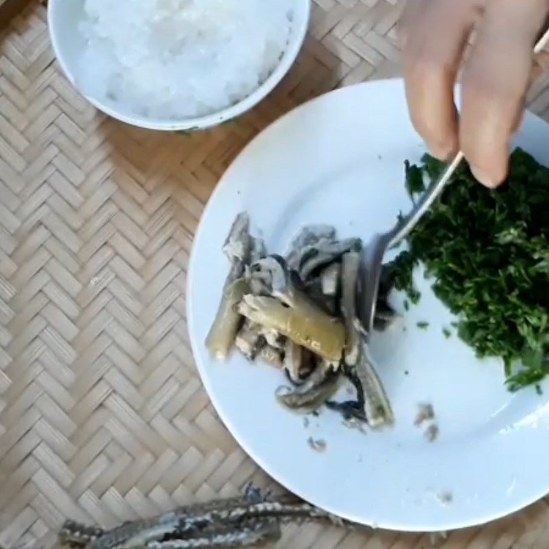 Step 2 Boil and separate eel meat Eel porridge with spinach