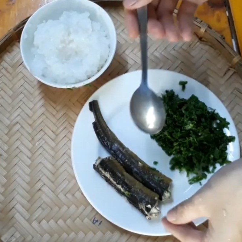 Step 2 Boil and separate eel meat Eel porridge with spinach