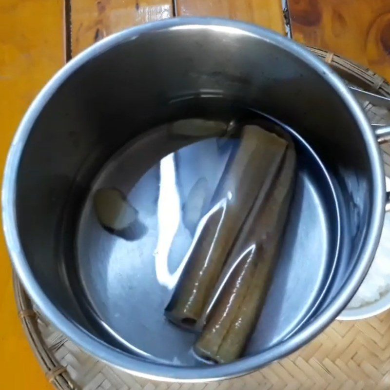 Step 2 Boil and separate eel meat Eel porridge with spinach