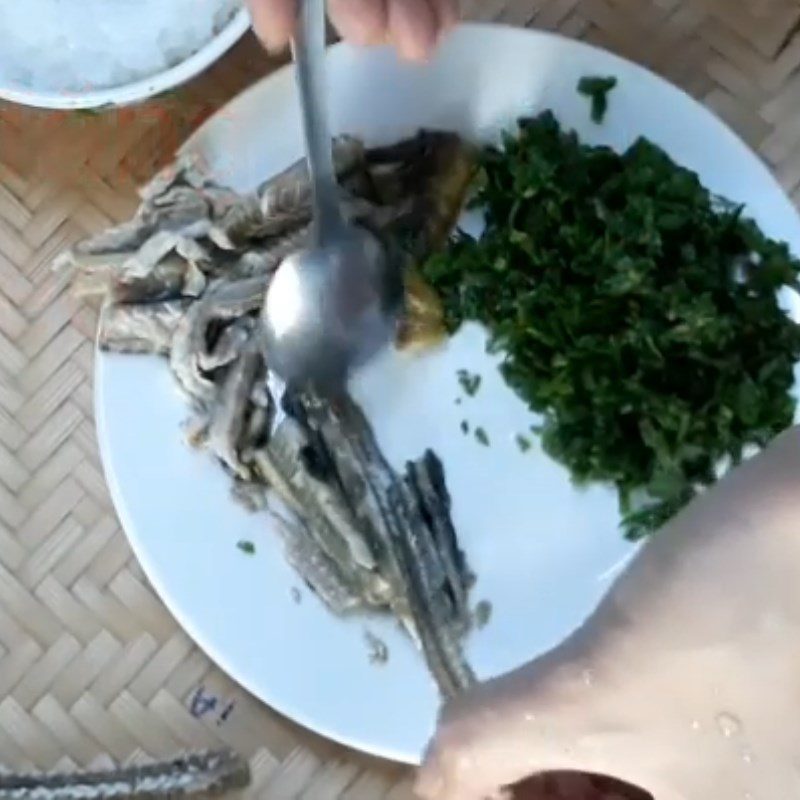 Step 2 Boil and separate eel meat Eel porridge with spinach