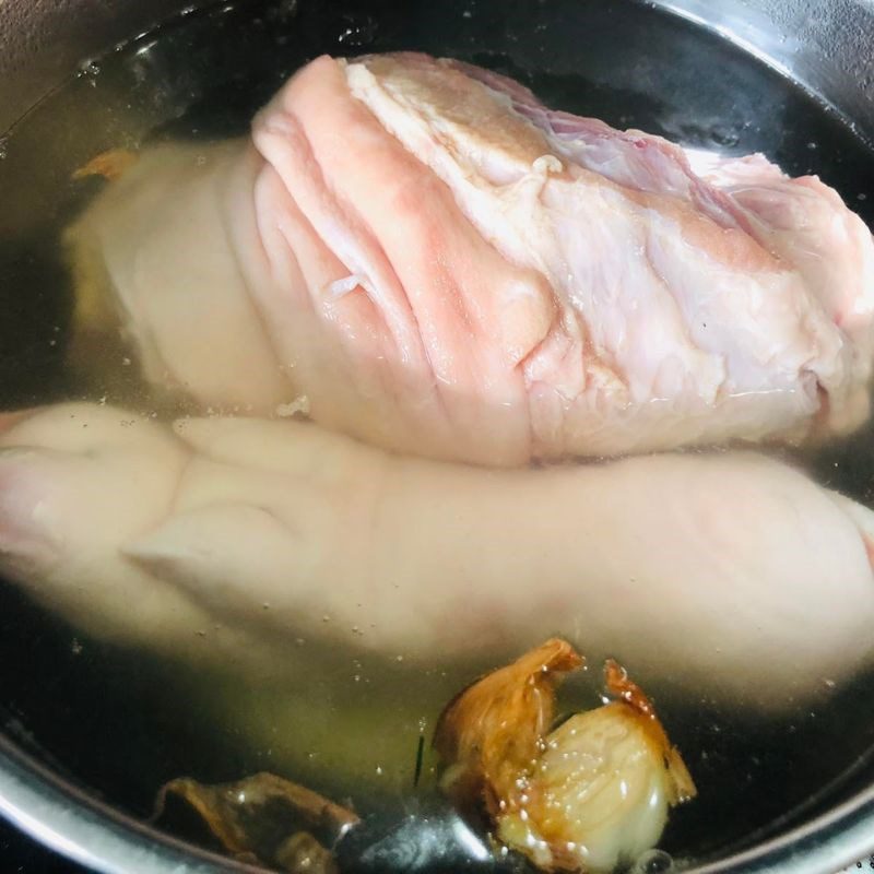 Step 2 Boiling and marinating the pork leg Pork leg stewed with five spices