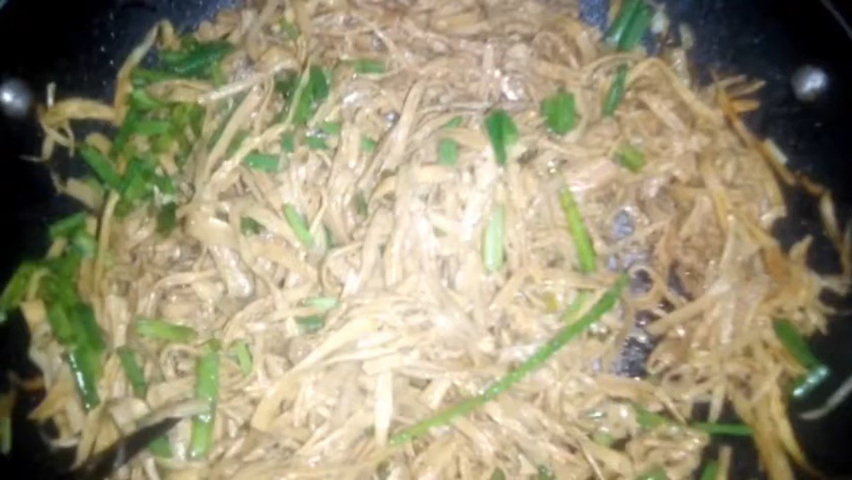 Stir-fried Dried Bamboo Shoots with Vegetarian Pepper