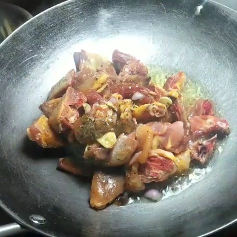 Step 3 Stir-fry the dish Bamboo shoots stir-fried with chicken