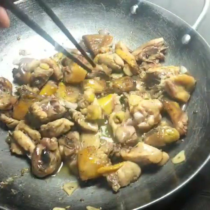 Step 3 Stir-fry the dish Bamboo shoots stir-fried with chicken