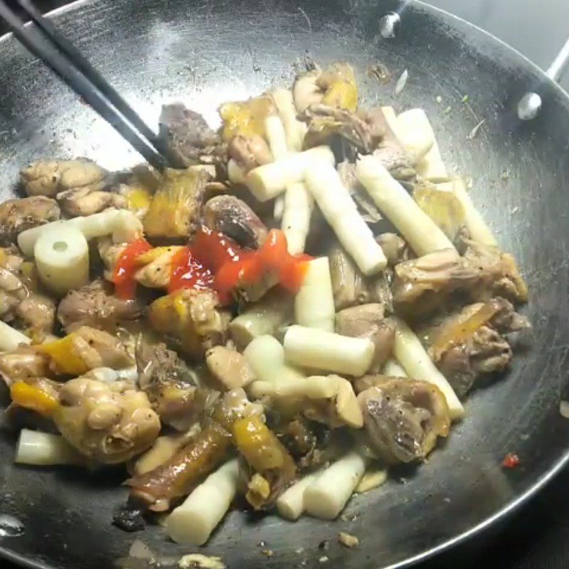 Step 3 Stir-fry the dish Bamboo shoots stir-fried with chicken