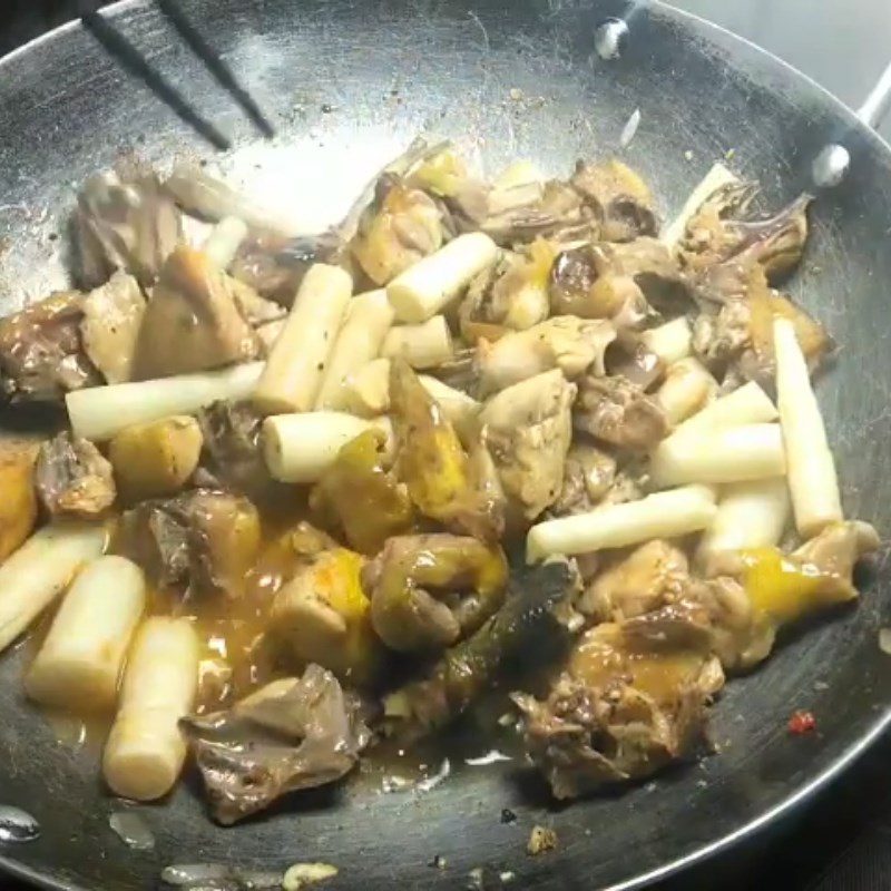 Step 3 Stir-fry the dish Bamboo shoots stir-fried with chicken