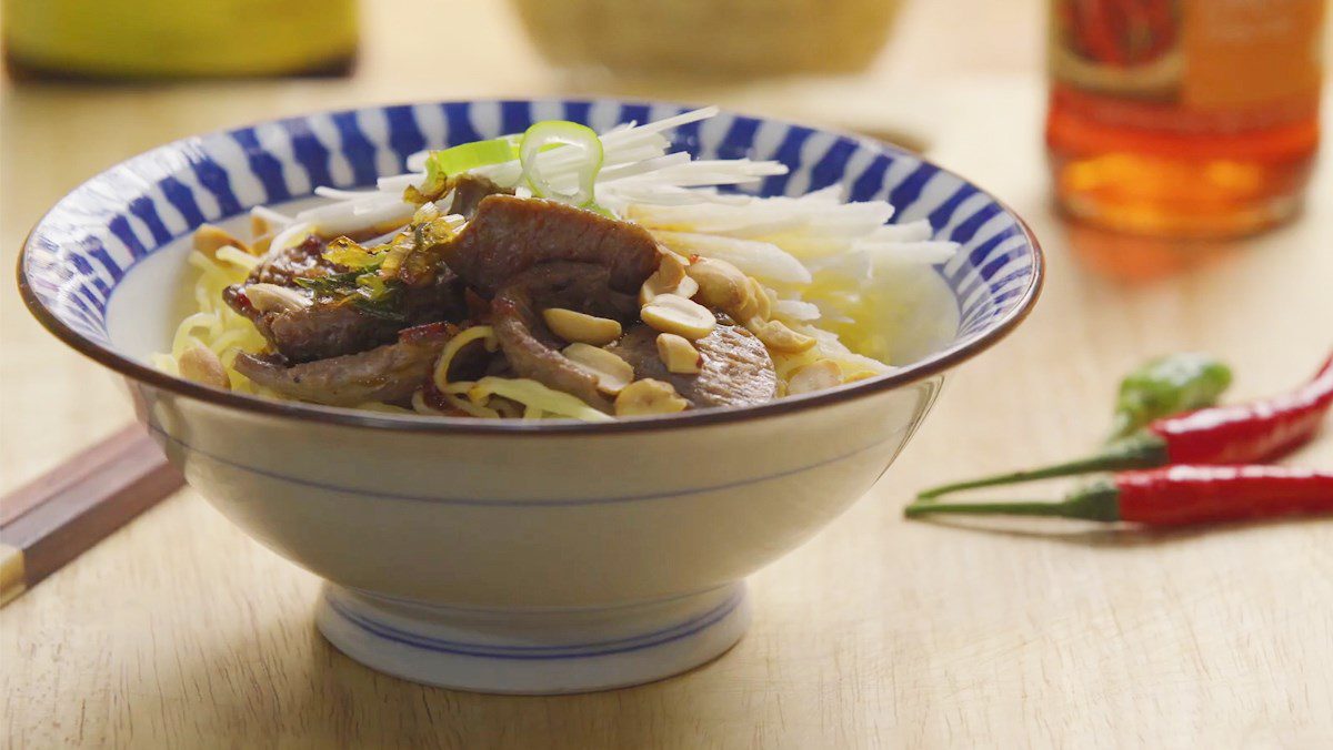 Vegetarian mixed noodles with sliced beef