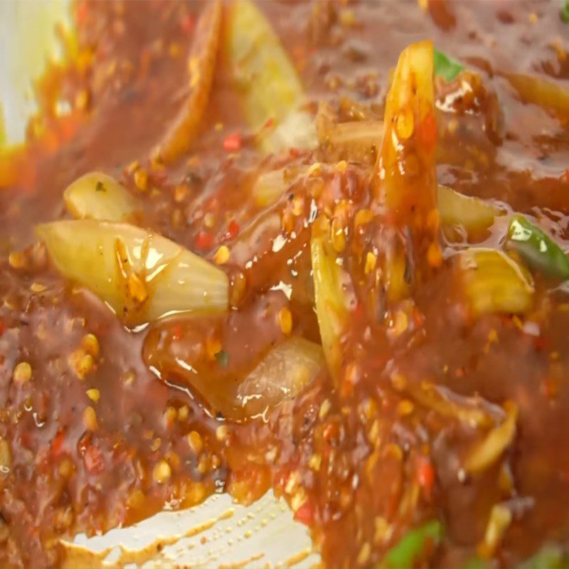 Step 3 Cook the sauce for Stir-fried noodles with shellfish and water spinach