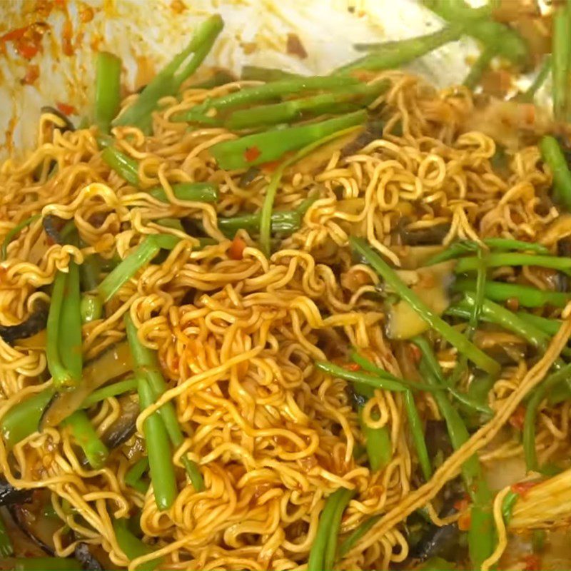Step 5 Add noodles Stir-fried noodles with shellfish and water spinach