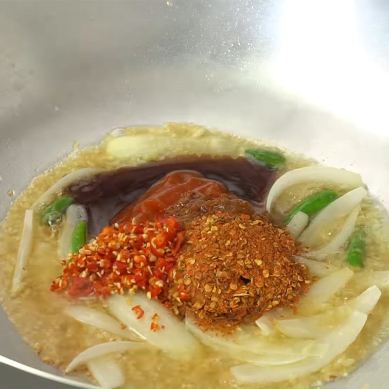 Step 3 Cook the sauce for Stir-fried noodles with shellfish and water spinach