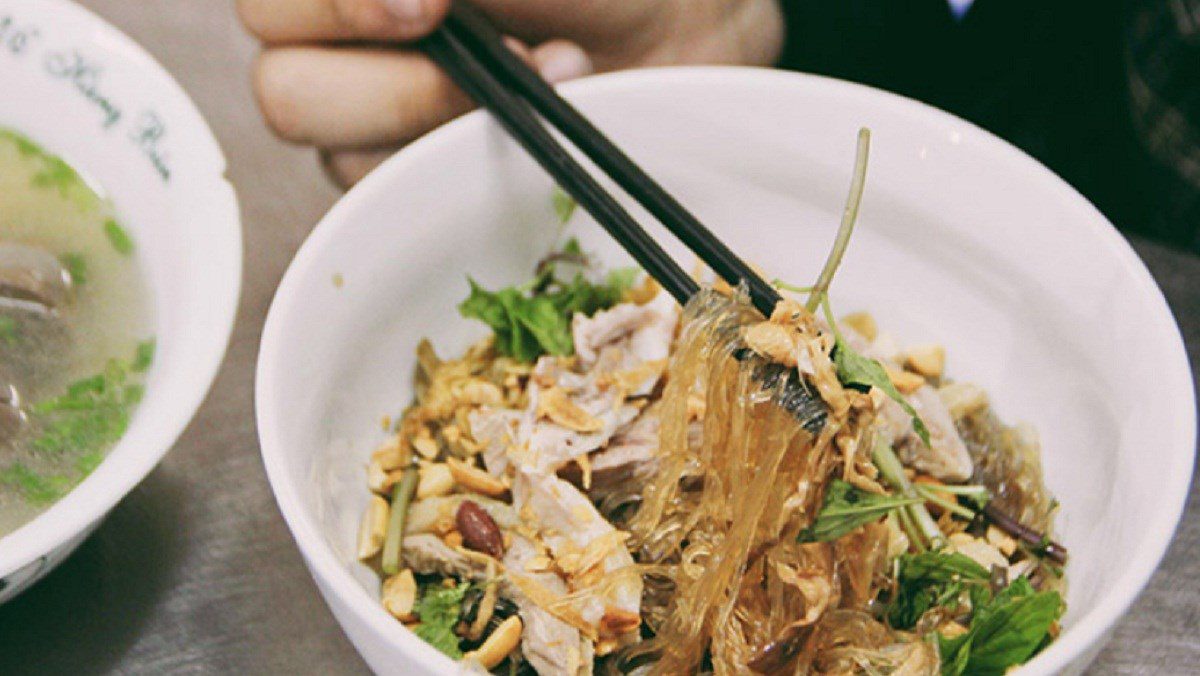 Sweet and sour noodle salad with ngan