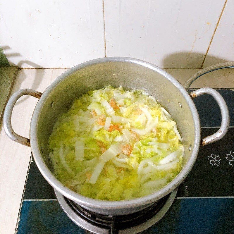 Step 2 Cook the dried shrimp cabbage soup