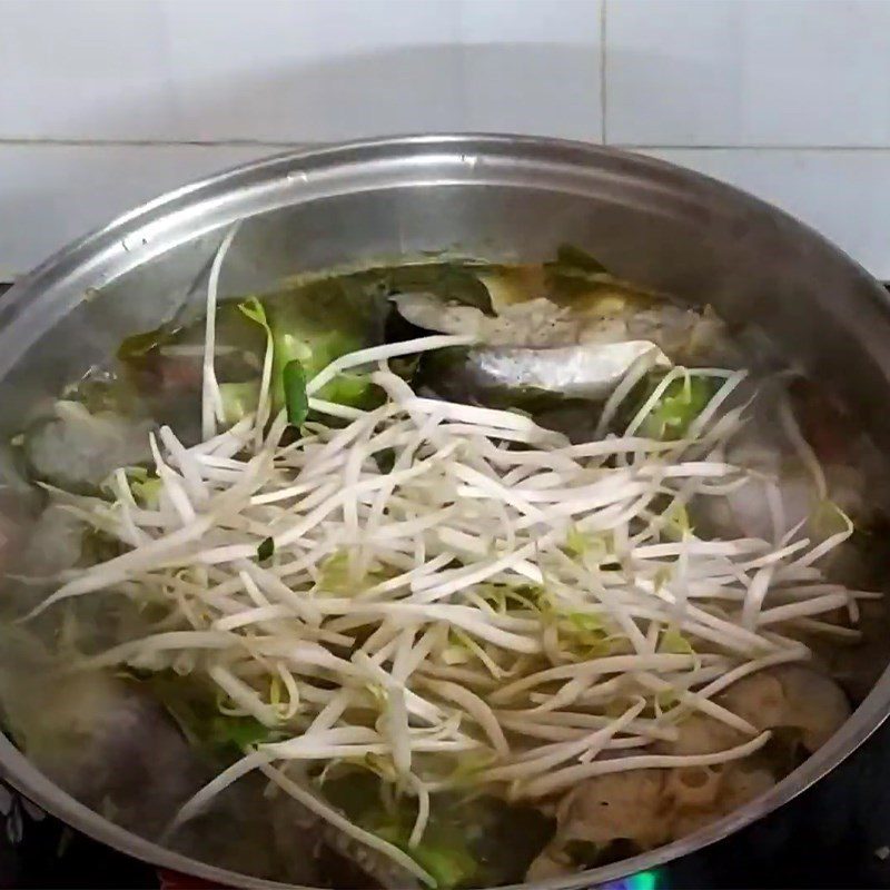 Step 4 Cooking sour soup with giang leaves