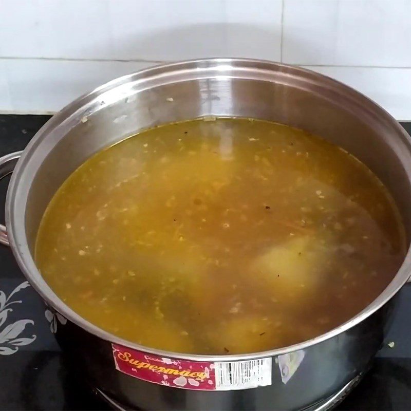 Step 4 Cooking sour soup with giang leaves