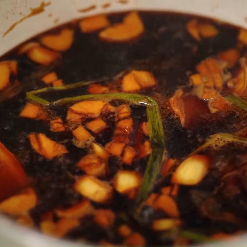 Step 4 Cooking the sauce for ramen mixed with pork belly