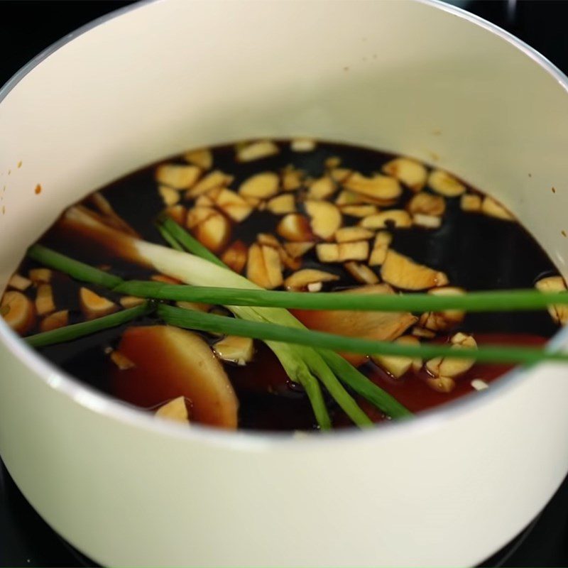 Step 4 Cooking the sauce for ramen mixed with pork belly