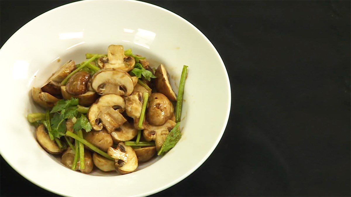 Stir-fried enoki mushrooms with vegetarian celery