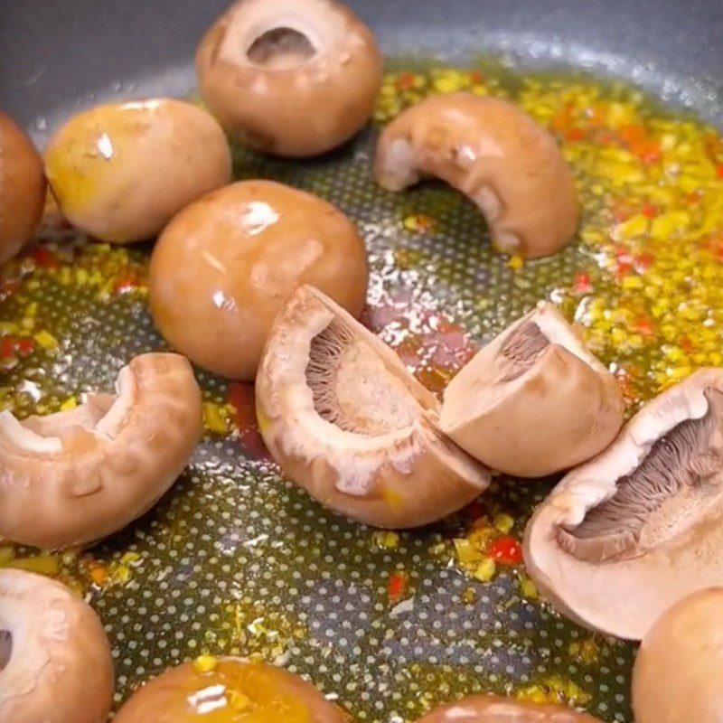 Step 2 Stir-fried butter mushrooms Stir-fried butter mushrooms with coconut milk