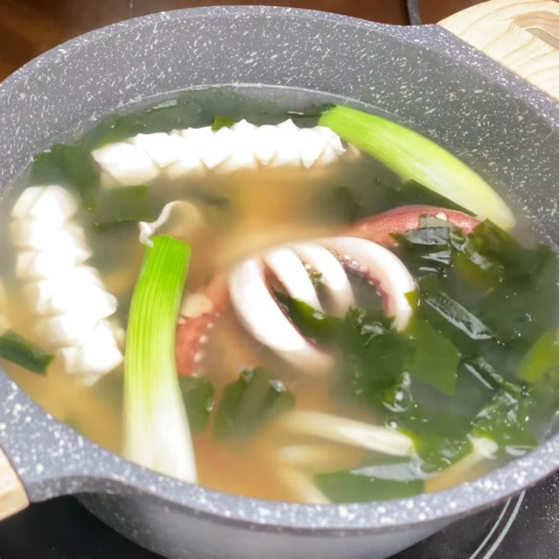 Step 6 Cooking squid noodle soup
