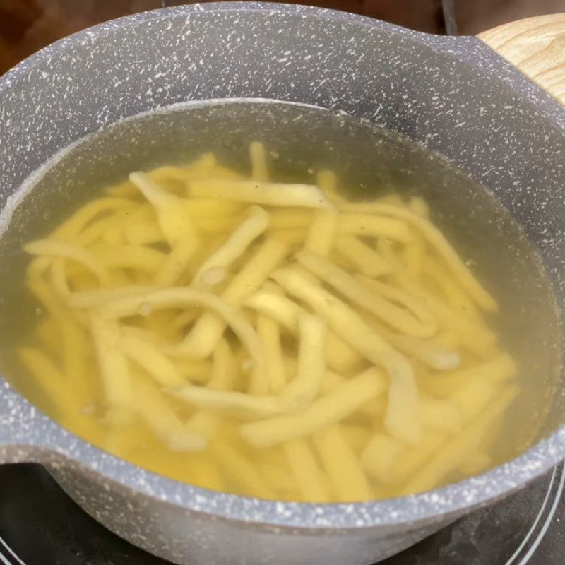 Step 6 Cooking squid noodle soup