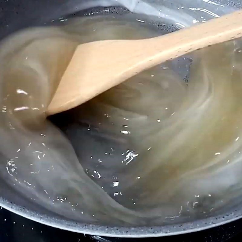 Step 2 Cook the cassava flour for cassava jelly dessert