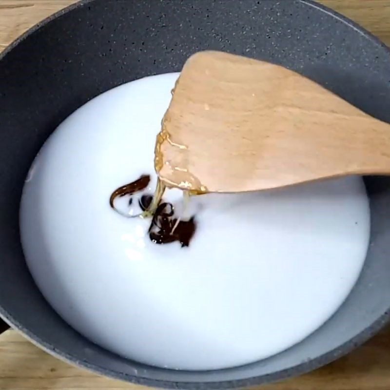 Step 2 Cook the cassava flour for cassava jelly dessert