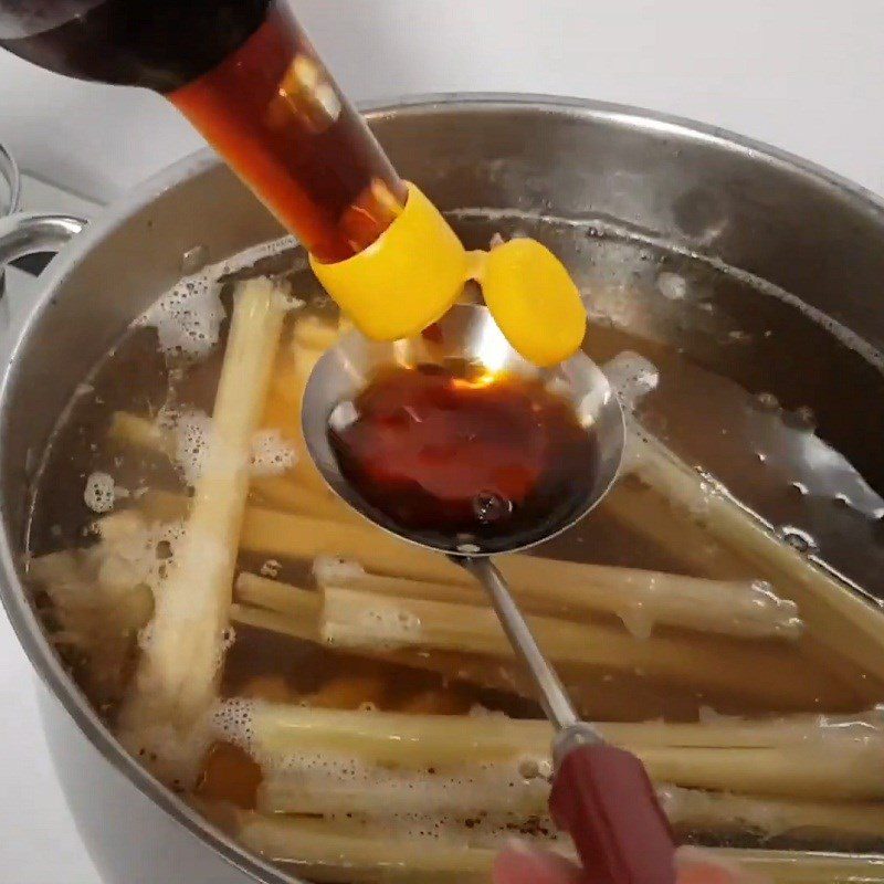 Step 4 Cook beef noodles Da Nang beef noodles