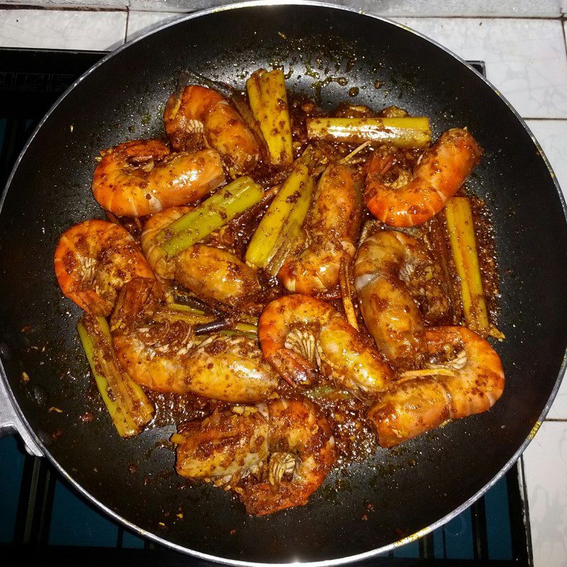 Step 4 Cooking curry with shrimp curry