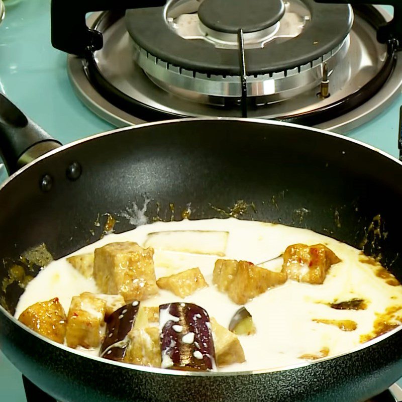 Step 3 Cooking curry Spicy sour vegetable curry