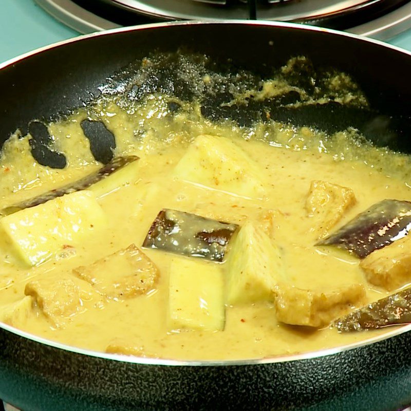 Step 3 Cooking curry Spicy sour vegetable curry