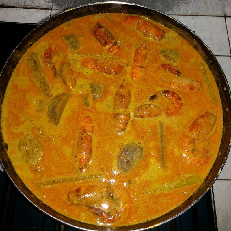 Step 4 Cooking curry with shrimp curry