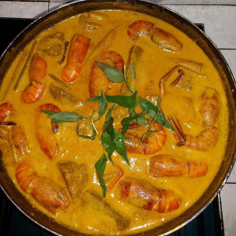 Step 4 Cooking curry with shrimp curry