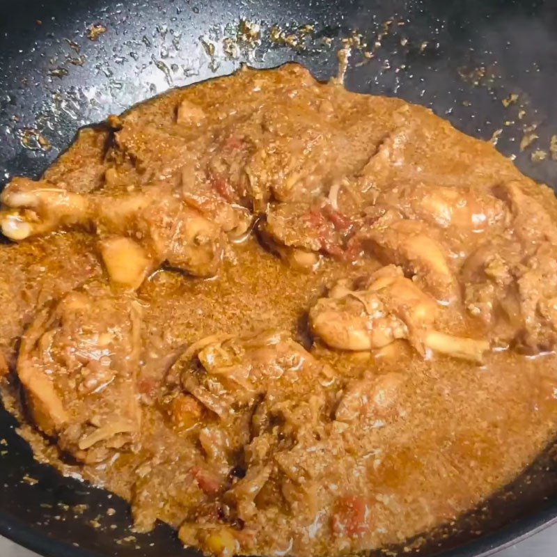 Step 5 Cooking chicken curry with milk Chicken curry cooked with fresh milk