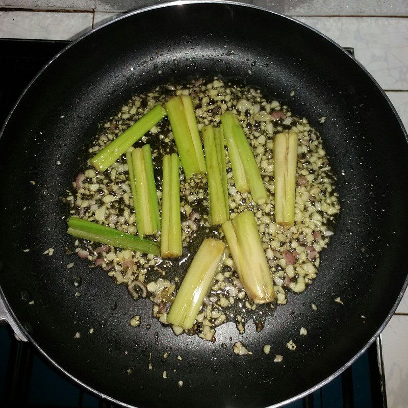 Step 4 Cooking curry with shrimp curry