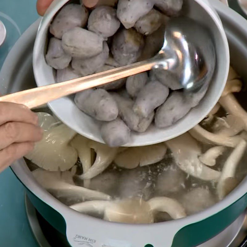 Step 3 Cook the soup with taro and Vietnamese coriander