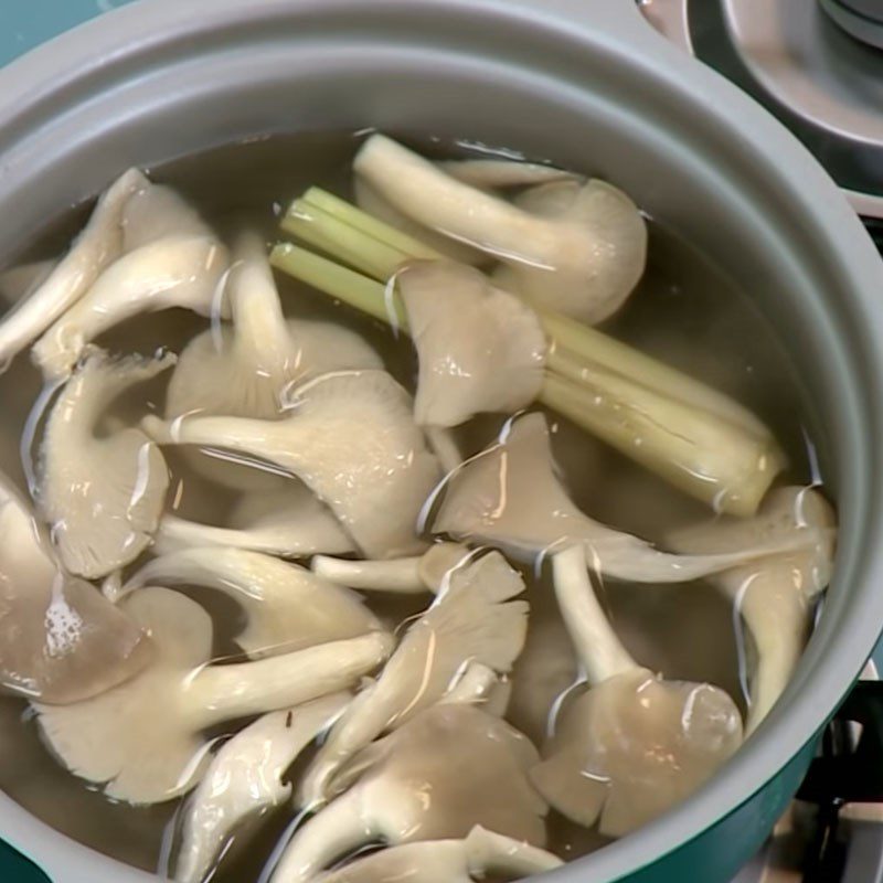 Step 3 Cook the soup with taro and Vietnamese coriander