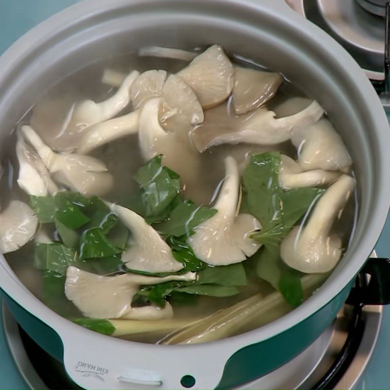 Step 3 Cook the soup with taro and Vietnamese coriander