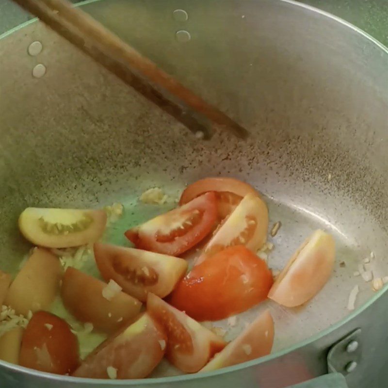 Step 3 Cook the soup Lotus stem soup with shrimp