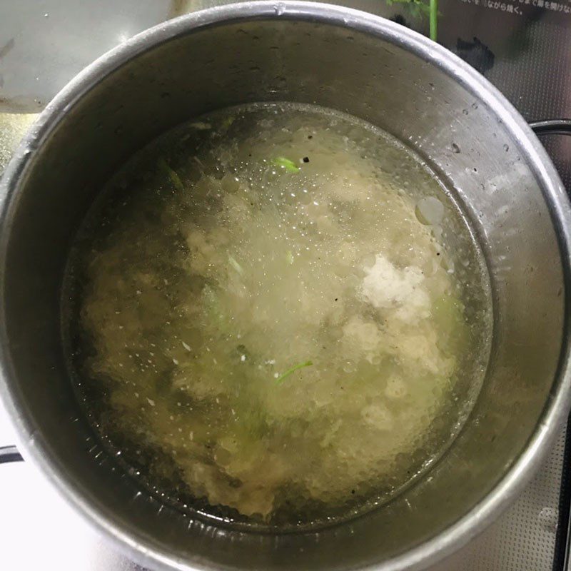Step 3 Cook the soup Malabar spinach soup with minced meat
