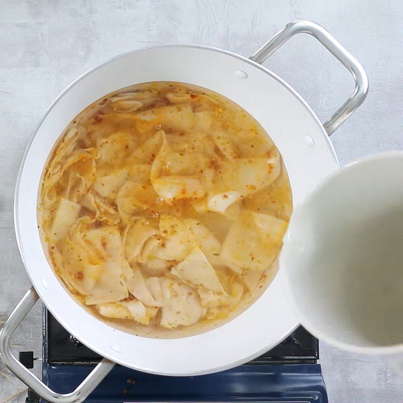 Step 5 Cooking soup Sour bamboo soup with red tilapia