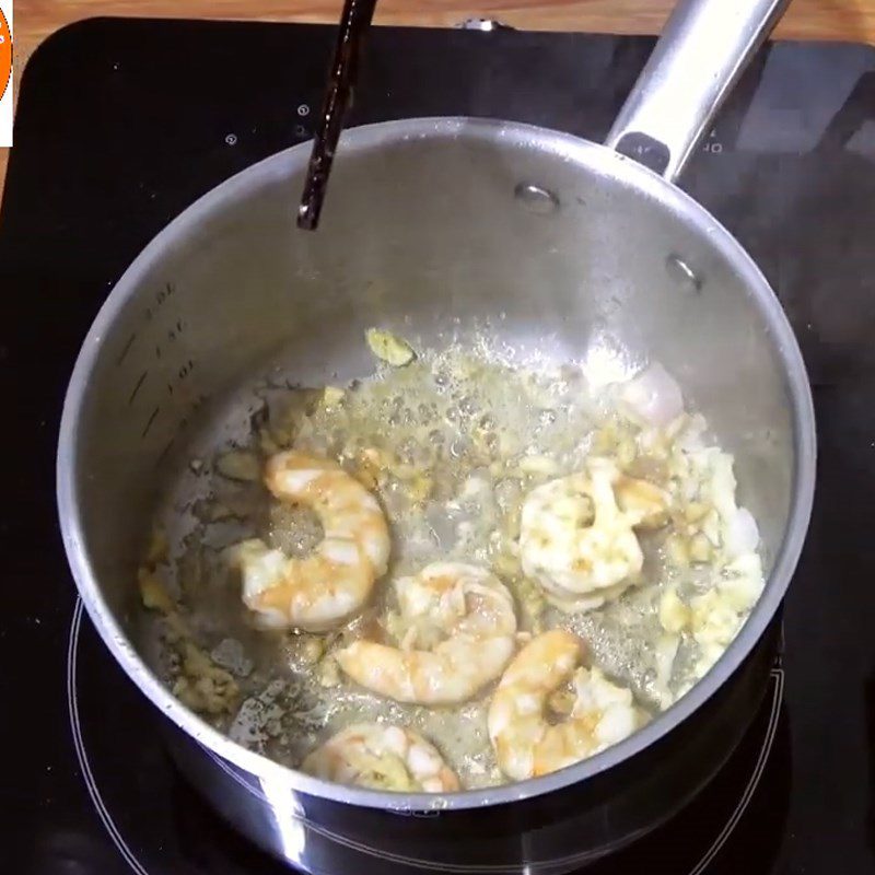 Step 2 Cook the soup for Japanese watercress with fresh shrimp