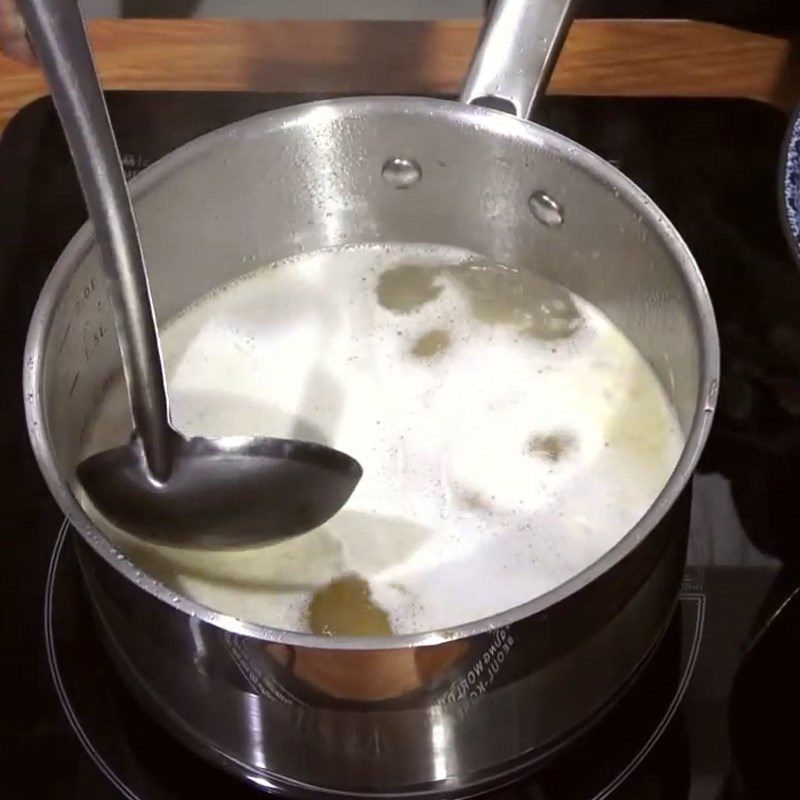 Step 2 Cook the soup for Japanese watercress with fresh shrimp
