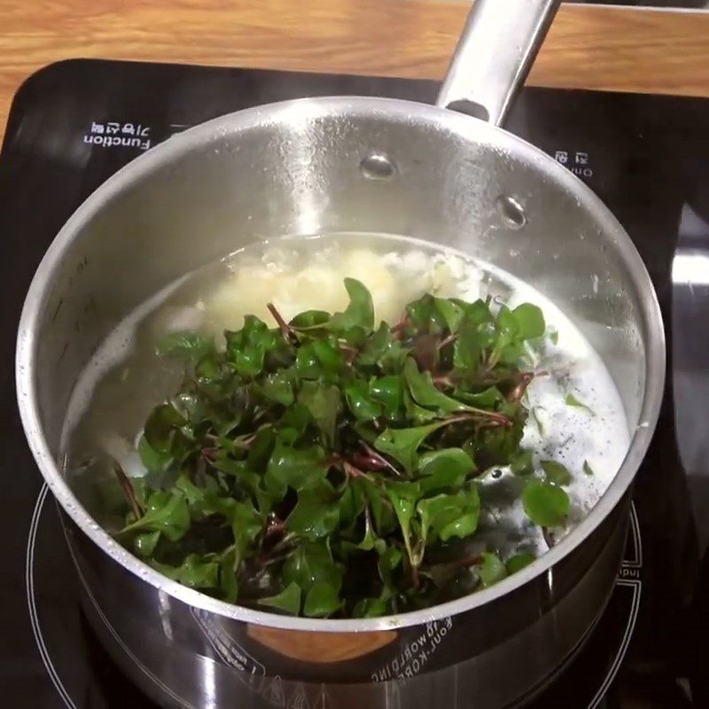 Step 2 Cook the soup for Japanese watercress with fresh shrimp