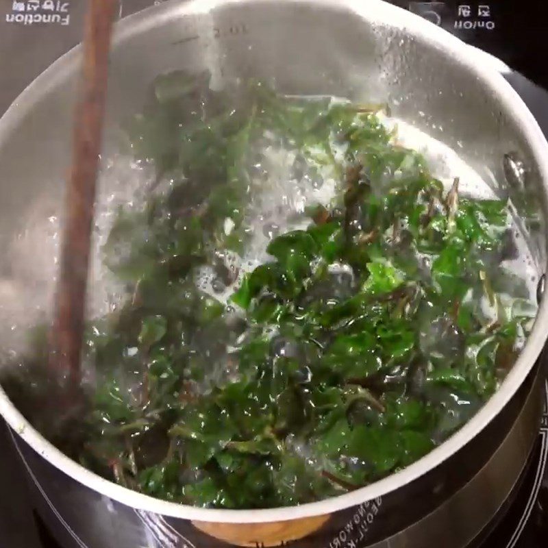 Step 2 Cook the soup for Japanese watercress with fresh shrimp