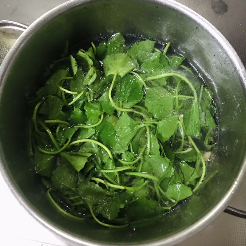 Step 3 Cooking the Malabar spinach soup with minced meat
