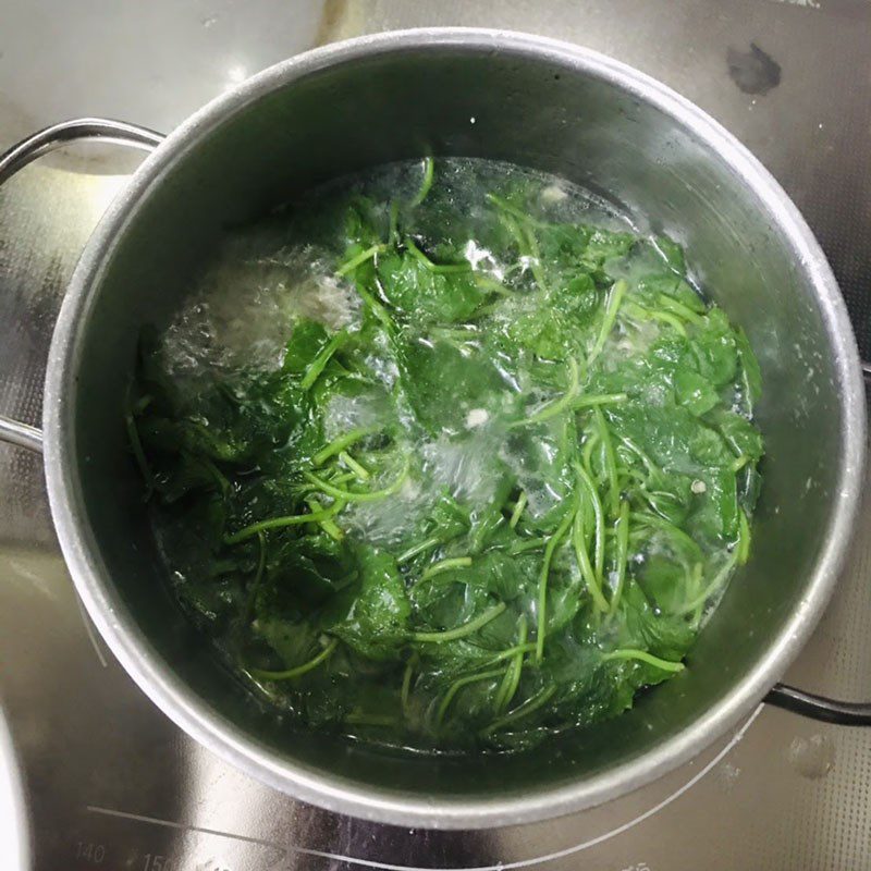 Step 3 Cooking the Malabar spinach soup with minced meat
